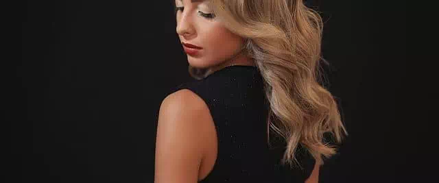 振り向き様のブロンド美女