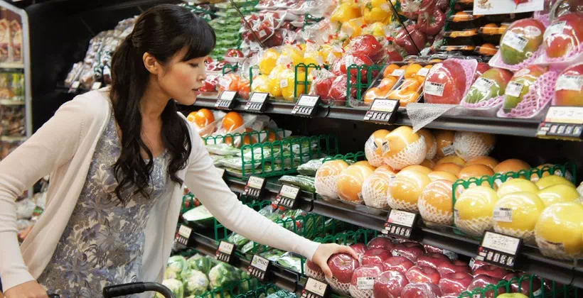 スーパーで買い物するマダム