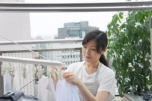 洗濯物を干すマダム